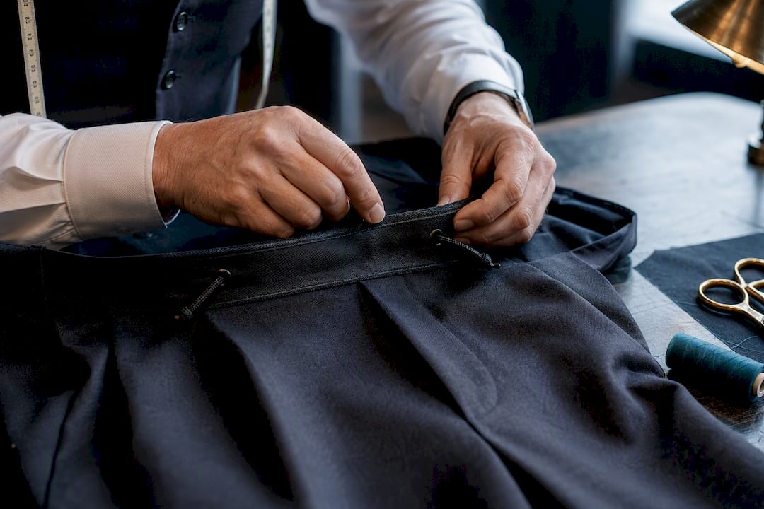 Tailor adjusting hidden drawstring waistband
